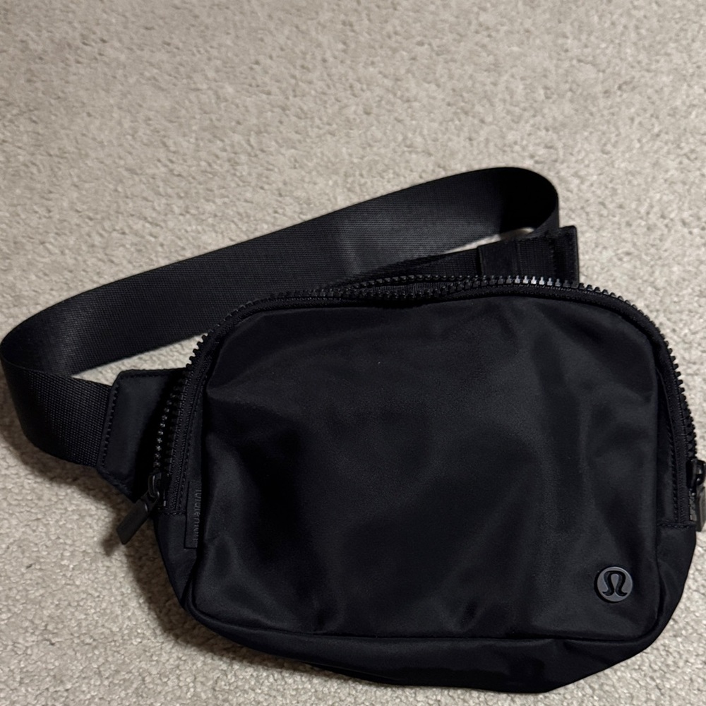 lululemon athletica Black Belt Bag 2 liter